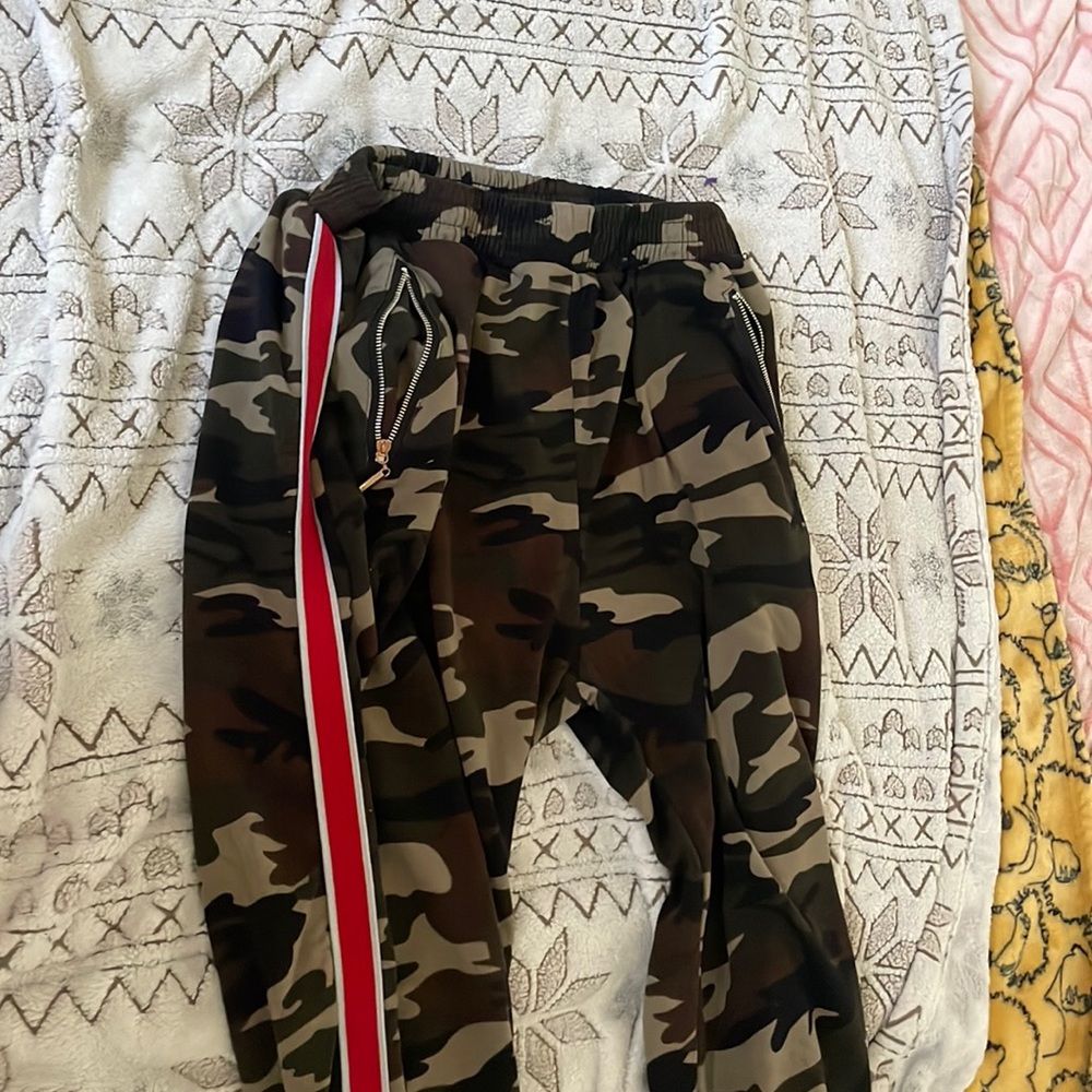 Fleecy camo red striped joggers, with zipper pockets!